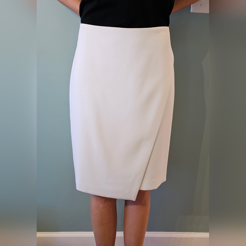 White House Black Market Pencil Skirt in White. Size 8
